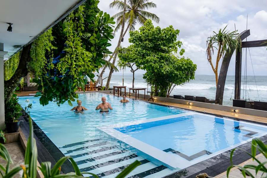 Cool Beach Hotel හි වෙරළ අසබඩ එළිමහන් පිහිනුම් තටාකය